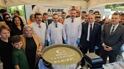 Bakan Kacır Zonguldak'ta Aşure İkramı Yaptı