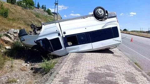 Bingöl'de Minibüs Takla Attı