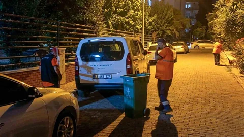 Efeler'de Temizlik Çalışmaları Devam Ediyor