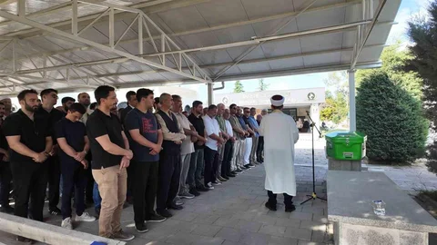 Düzce’de kocası tarafından öldürülen kadın son yolculuğuna uğurlandı