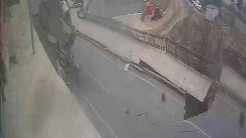 Rize'de Yol Çökmesi Güvenlik Kamerasında