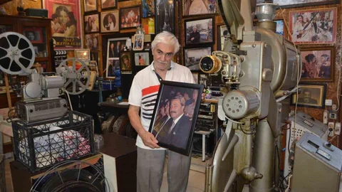 Adana’da Kadir İnanır anısına ücretsiz sinema gösterimi yapılıyor