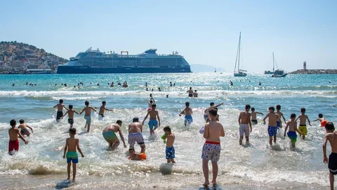 Nusaybinli Çocuklar Kuşadası'nda Denizle Tanıştı