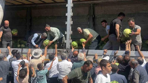 Hayırsever Çiftçi 30 Ton Karpuzu Dağıttı