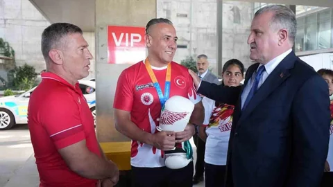 Muğla'da Gençlik ve Spor Bakanı Bak'ı Milli Sporcular Karşıladı