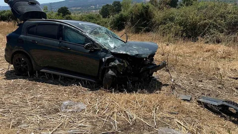 Çanakkale'de Otomobil Tarlaya Uçtu