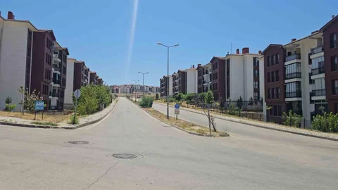 Elazığ'da Kavurucu Sıcaklar Yol Boşalttı