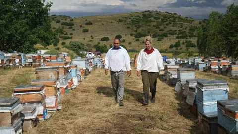 Muş'ta Gezgin Arıcı Ailesine Karavan Desteği
