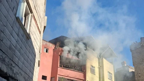Siirt'te Üç Katlı Binada Yangın Çıktı