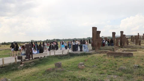 Bitlis'te Selçuklu Mezarlığı Ziyaretçi Akınına Uğruyor