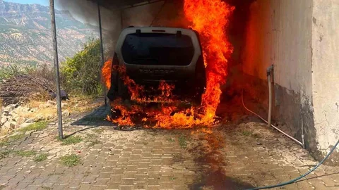 Siirt'te Araç Yangını Evi Sıçrattı