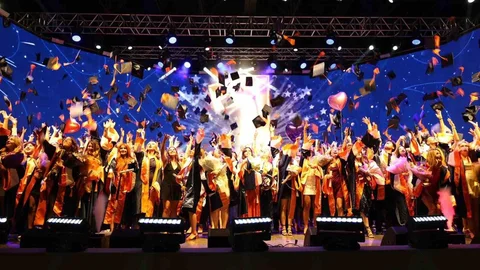 İzmir'de Mezuniyet Coşkusu