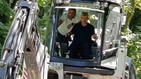Karabük'te Başkan Kepçe Kullandı