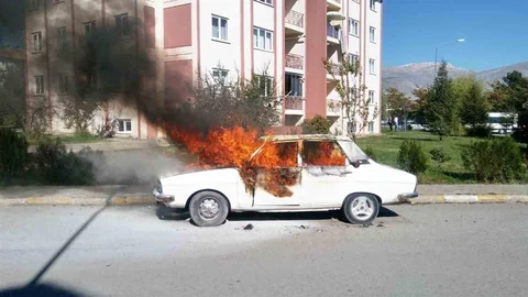 Erzincan'da Araç İçindeki Eşyalar Yangın Tehlikesi Oluşturuyor