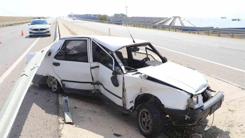 Karaman'da Otomobil Bariyerlere Çarptı