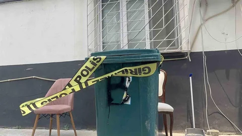 Tartıştığı eşinin başına çekiçle vurup boğazından bıçakladı