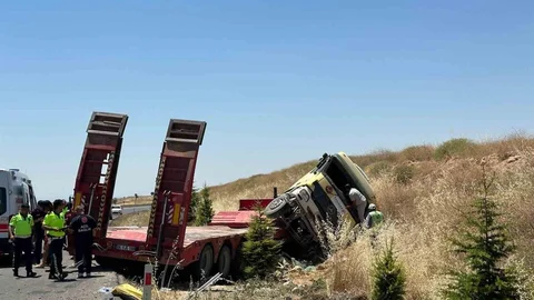 Uşak’ta Tır Devrildi, 3 Yaralı Var