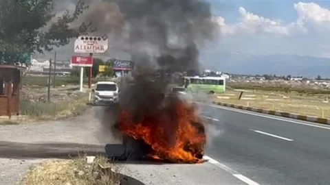 Erzincan'da Otomobil Yangını Gerçekleşti