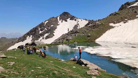 Hakkari'de Buzlu Göl Keyfi