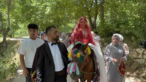 Bitlis’te Renkli Atlı Gelin Geleneği