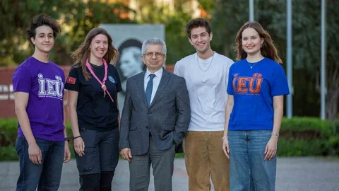 İzmir'de Prof. Dr. Abacıoğlu'na İkinci Ödül