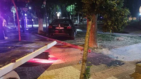 Isparta'da Alkollü Sürücü Kaldırıma Çıktı