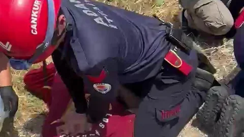 Sulama kanalına devrilen otomobildeki anne ve oğlu hayatını kaybetti