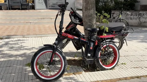 Çorum'da Otomobil ve Elektrikli Bisiklet Çarpıştı