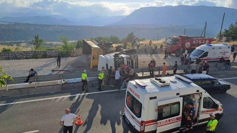 Devrilen çakıl yüklü tır alev aldı: 1 yaralı