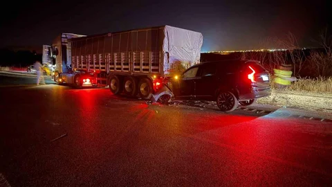 Yozgat’ta otomobil tıra çarptı: 3 yaralı