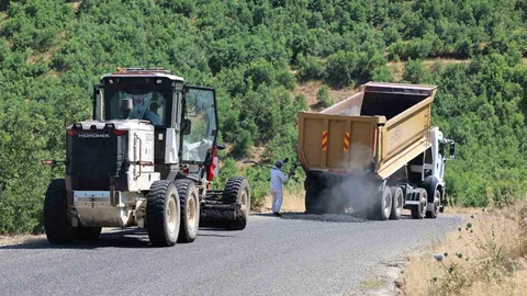 Elazığ’ın köy yollarında iyileştirme çalışmaları sürüyor