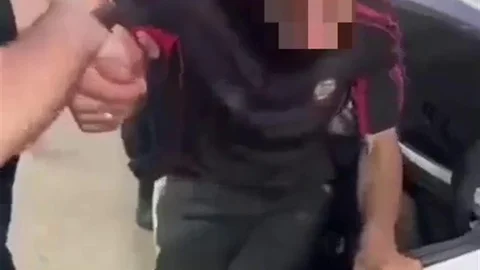 Tıka basa göçmen doldurulan otomobilin bagajından 4 göçmen çıktı