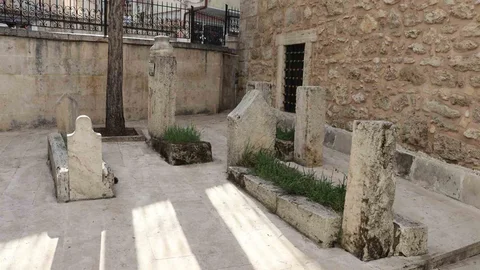 Her gün yüzlerce kişi önünden geçiyor, bu mezar tarihe ışık tutuyor