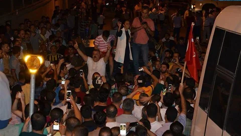 Sokağa çıkma yasağını hiçe saydılar, darbecilere geçit vermediler