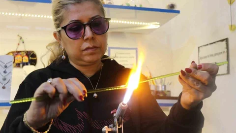 Buldan’da bin 200 derecelik ateşte camı sanata dönüştürüyor