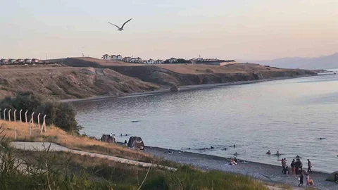 Van’da mavi bayraklı sahilde ’siyah’ alarm