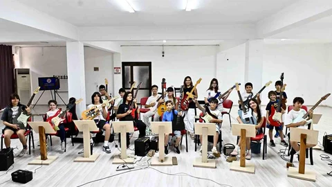 Muratpaşa’da gitarın dört haline çocuklar ve gençlerden ilgi