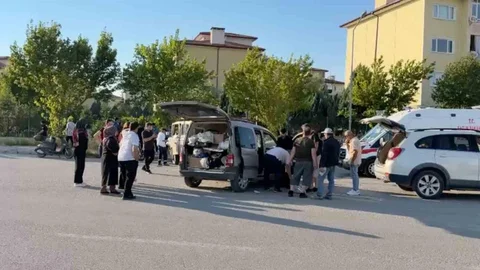 Kavşakta kamyonet ile hafif ticari araç çarpıştı: 1’i ağır 3 yaralı