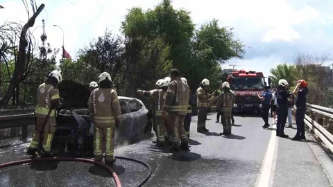 Bayrampaşa’da alev topuna dönen otomobil hurda yığınına döndü