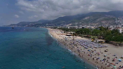 Alanya'da Tatilciler Plajda Buluştu
