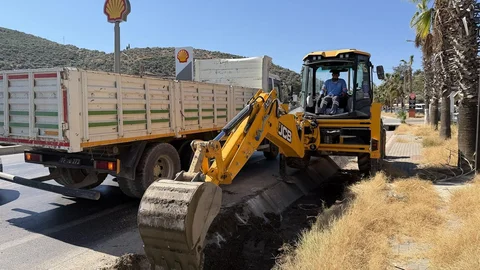 Kuşadası'nda Su Kanalı Temizliği Devam Ediyor