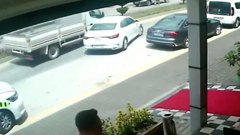 Bolu'da Otomobile Kamyon Çarptı