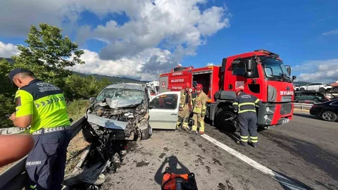 Düzce Otoyolunda İki Araç Çarpıştı