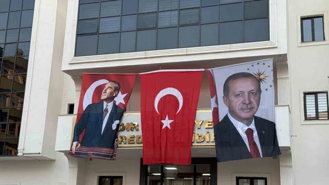 Iğdır'da Belediye Binasına Poster Asıldı
