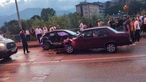 Karabük'te İki Araç Çarpıştı