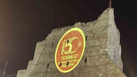 Birecik Kalesi’nde 15 Temmuz Işık Gösterisi