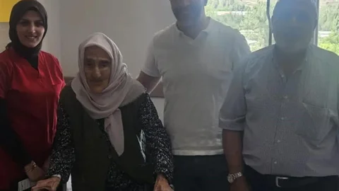 100 Yaşındaki Kadın Ameliyat Sonrası Yürümeye Başladı