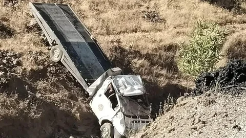 Siirt'te Çekici Şarampole Devrildi