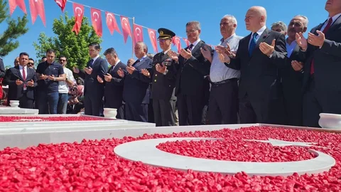 Erzurum Protokolü Şehitlikleri Ziyaret Etti