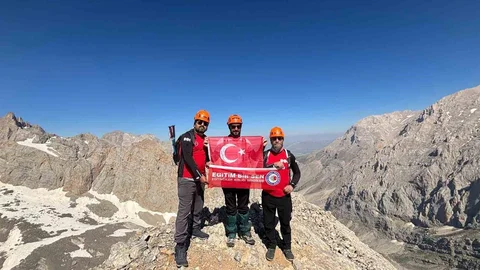 Türk Bayrağı Aladağlar'da Dalgalandı